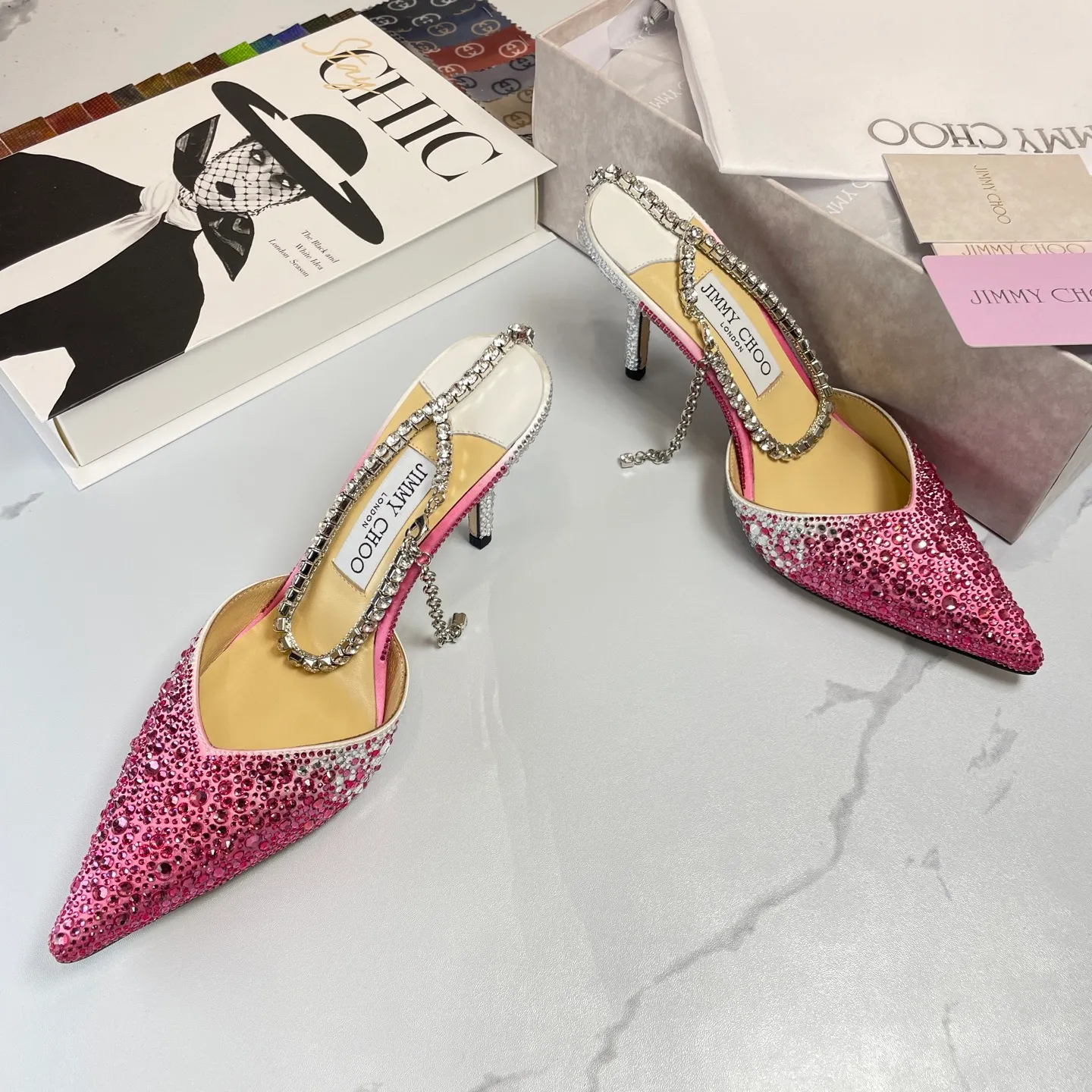 👟👟Ex-factory price 680👟👟 Jimmy Choo/Jimmy Choo classic diamond chain pointed toe crystal high-heeled sandals. Excellent crystal shoes, so beautiful that you can't take your eyes away. The shape of the shoes is very delicate, not too narrow and long. The internal space is sufficient, allowing the toes to relax enough. The rhinestones outline a charming arc on the instep, which is simply beautiful. It has a 360-degree surrounding fairy atmosphere, gorgeous but not exaggerated! ! The fabric is made of imported silk, with imported sheepskin lining. Customized A-grade Italian genuine leather sole. Heel height: 6.5 or 8.5. Size: 35-40 (41, 42, 43 customized, non-refundable)